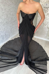 Glamouröses, langes, schwarzes, trägerloses Ballkleid mit Schlitz vorne